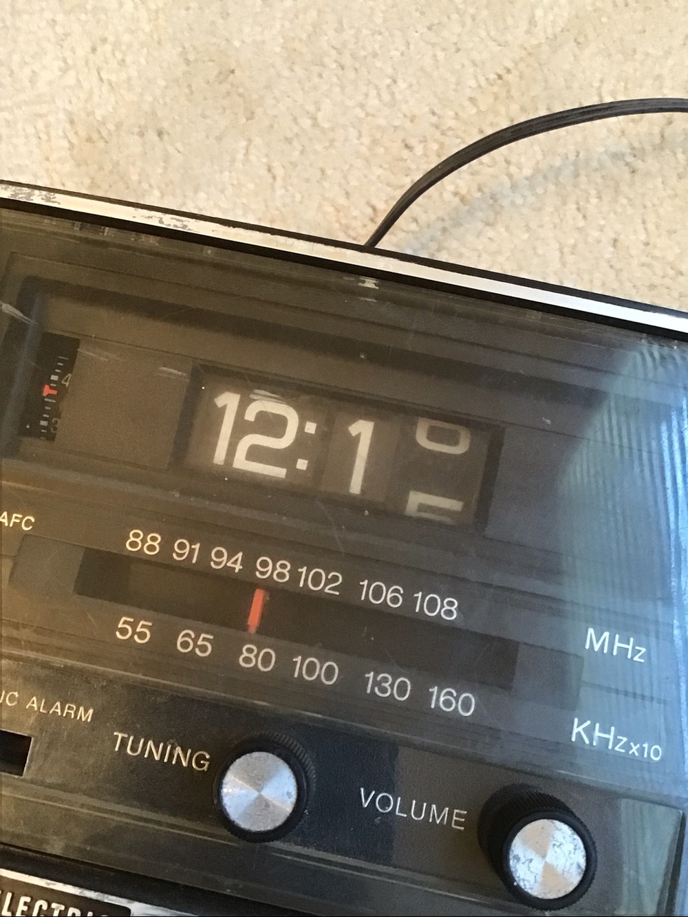 Vintage General Electric AM/FM Flip Clock Radio Alarm, model no. 7-4415B Works - Picture 13 of 15